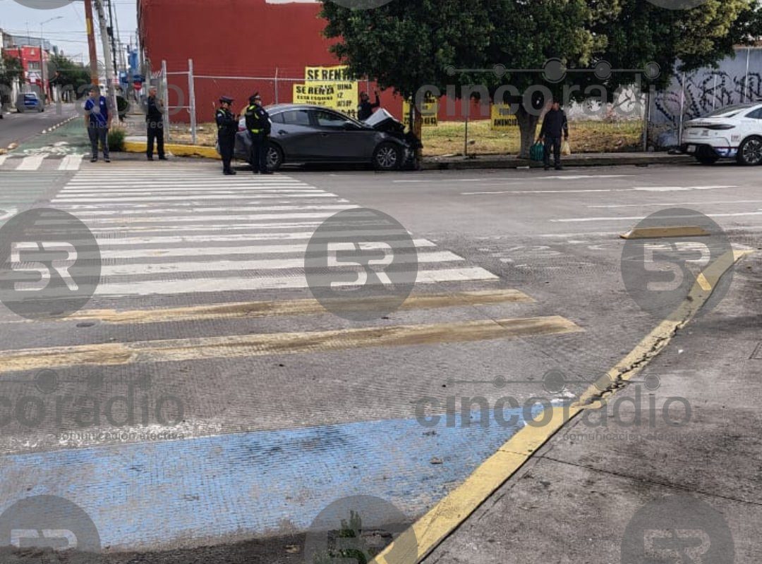Accidente vial en Puebla: conductor pierde el control en la 25 Oriente y 4 Sur