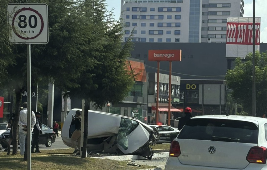 Fatal Crash and Overturn on Atlixcáyotl Road This Sunday Morning