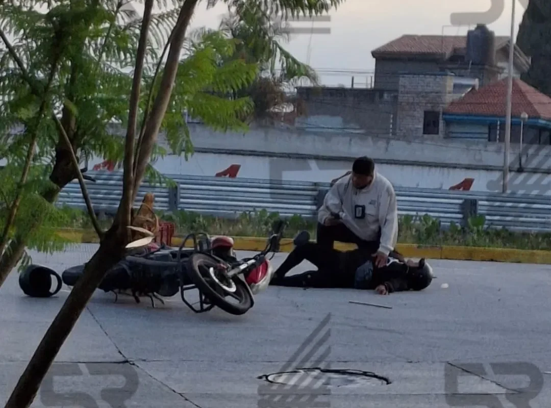 Two Officers Injured After Being Hit by Vehicle on Puebla-Orizaba Highway This Wednesday