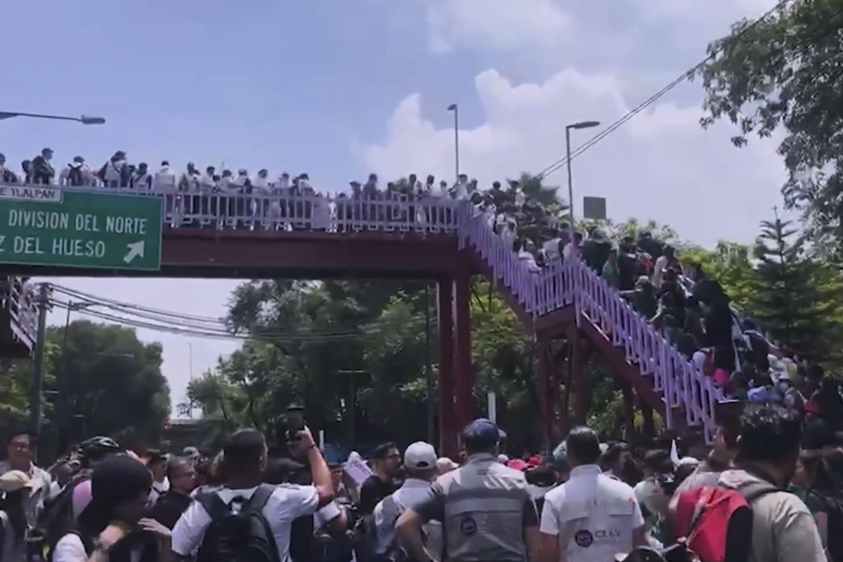 Mothers Searching for Missing Persons Bypass Security Barrier on Calzada de Tlalpan to Reach Stadium
