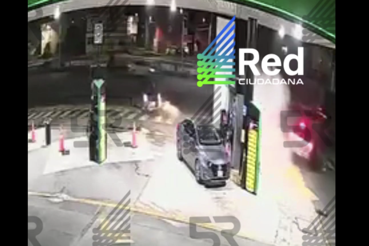 Crash and Hit-and-Run at Puebla Gas Station Leaves One Trapped Inside Vehicle