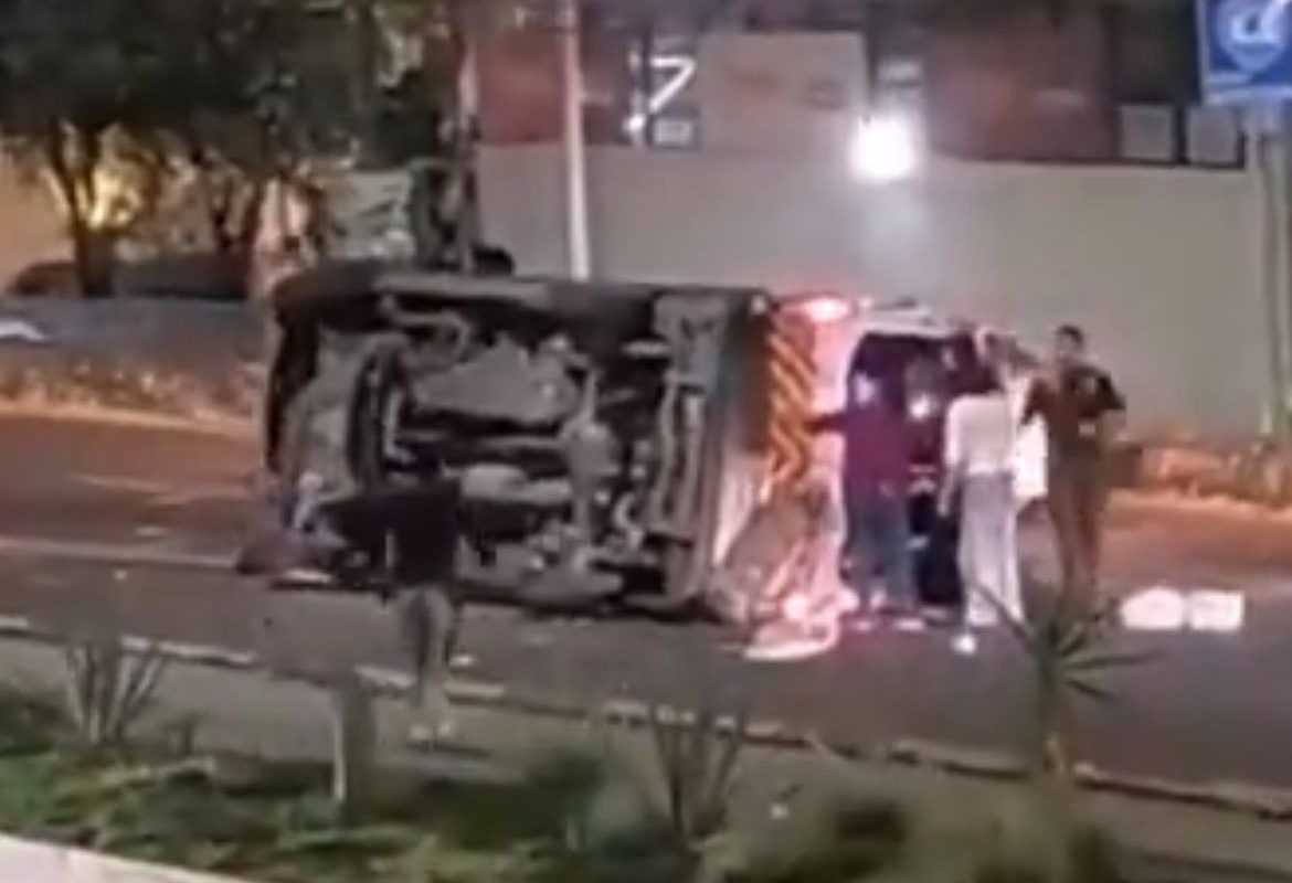 Puebla Ambulance Crashes After Losing Control on Boulevard Atlixco