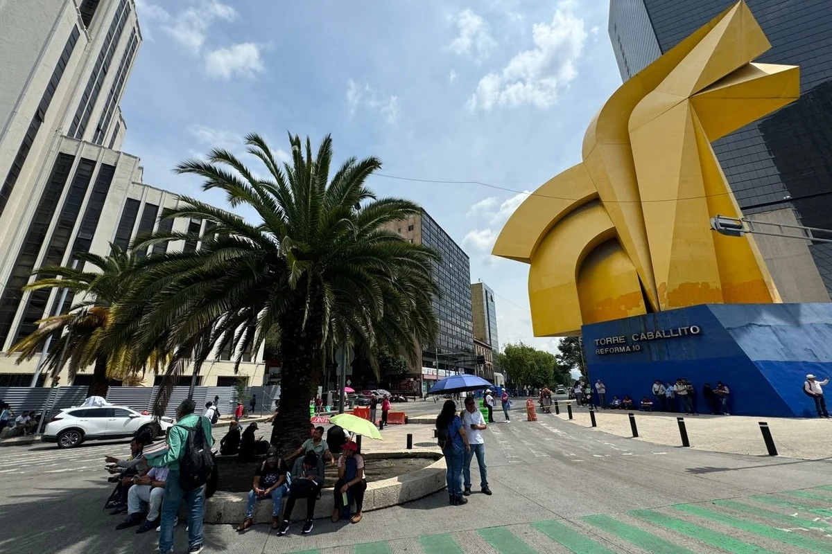 CNTE marks day 16 of strike with Reforma Avenue blockade in Mexico City