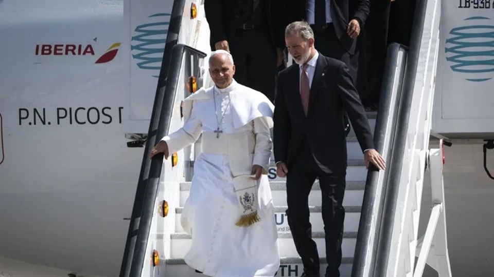 Pope Leo XIV’s Flight Delayed in Spain Due to Technical Issue, Returns to Airport Terminal