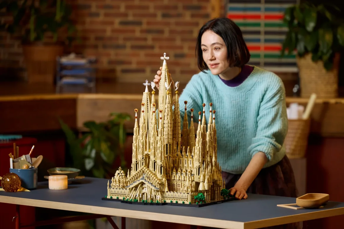 Lego launches its largest set yet: the Sagrada Familia with 12,060 pieces for 17,999 MXN