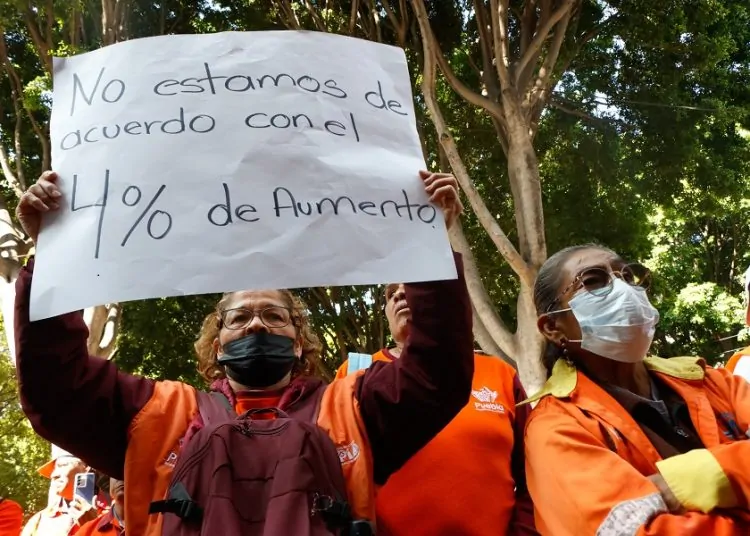 Orange-vested sanitation workers protest in Puebla demanding removal of union leader