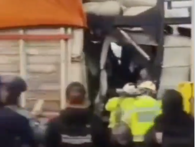 Major Crash on Mexico–Puebla Highway Leaves Driver Trapped in Wreckage
