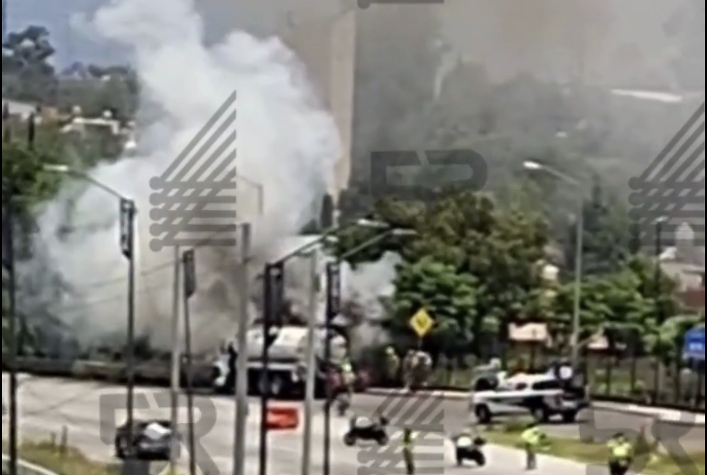 Water Truck Catches Fire on Periférico Ecológico Near Plaza Explanada in San Pedro Cholula