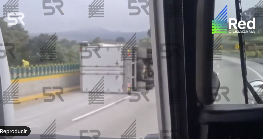 Trailer Overturns on Mexico-Puebla Highway, Causing Traffic Disruptions Toward Mexico City