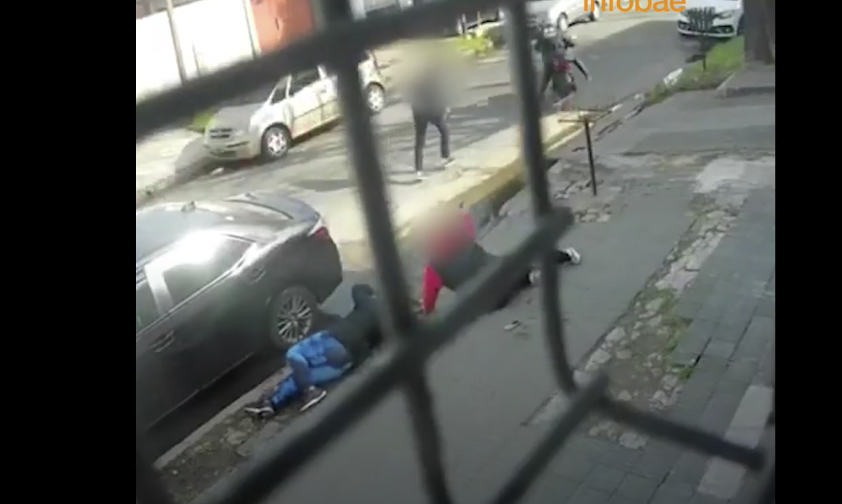 Retired Argentine Police Officer hits Attacker During Daylight Robbery Attempt