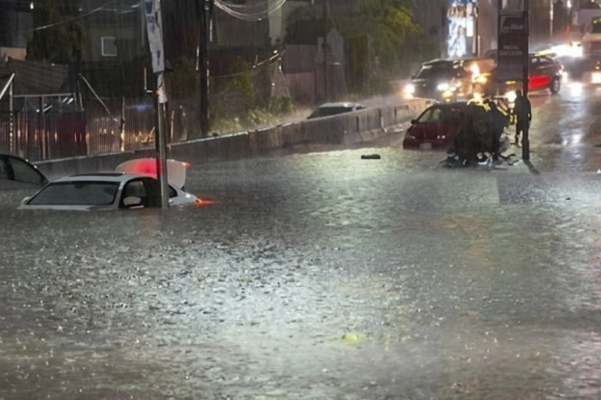 Heavy Rains Flood Puebla, Stranding Cars and Causing Traffic Chaos