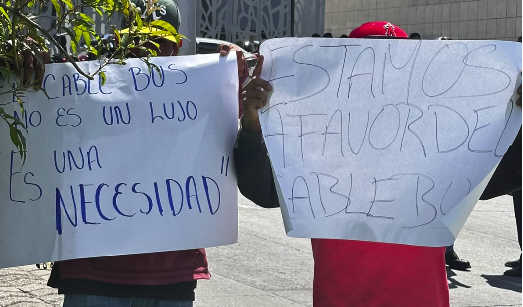 Neighbors from North Puebla Show Support for Cablebús Ahead of Government Hearing