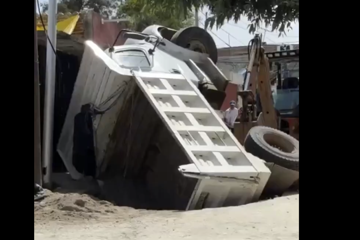 Dump Truck Swallowed by Sinkhole in Romero Vargas: Ninth Incident Raises Safety Concerns