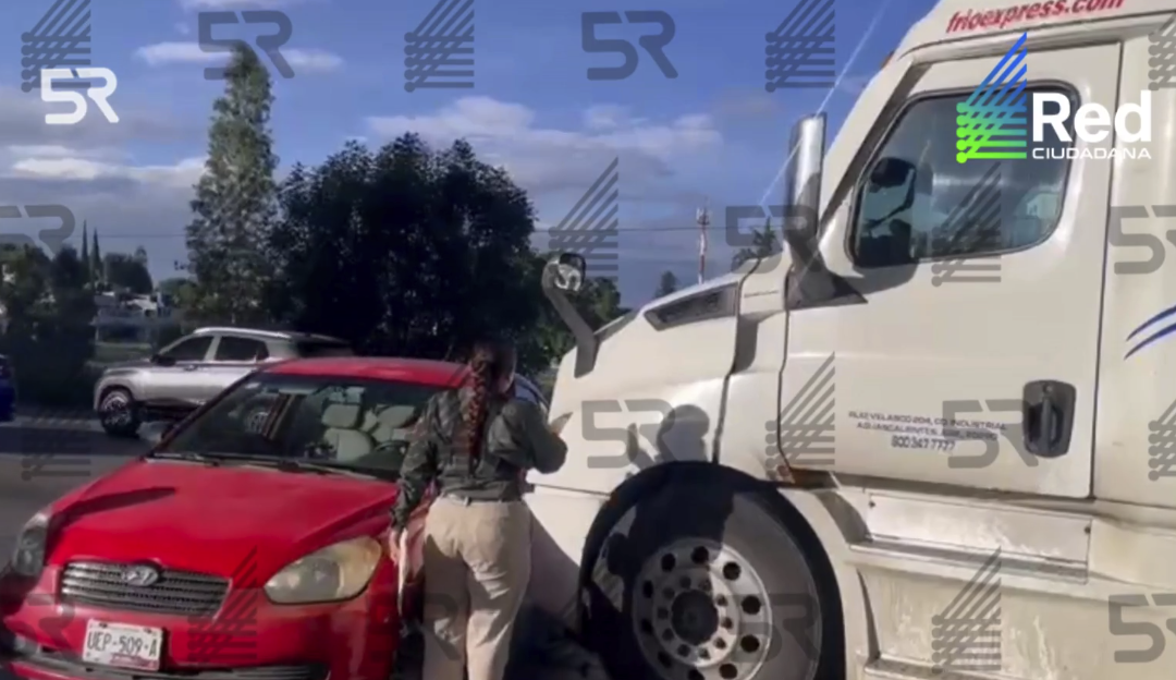 Trailer and Car Collision Causes Major Traffic Jam on Mexico-Puebla Highway Near La María