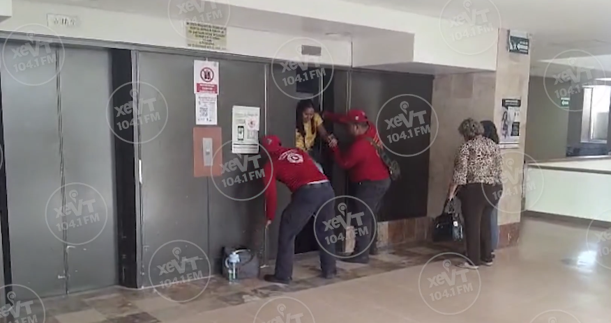 Firefighters Rescue Women Trapped in Elevator at Villahermosa Hospital