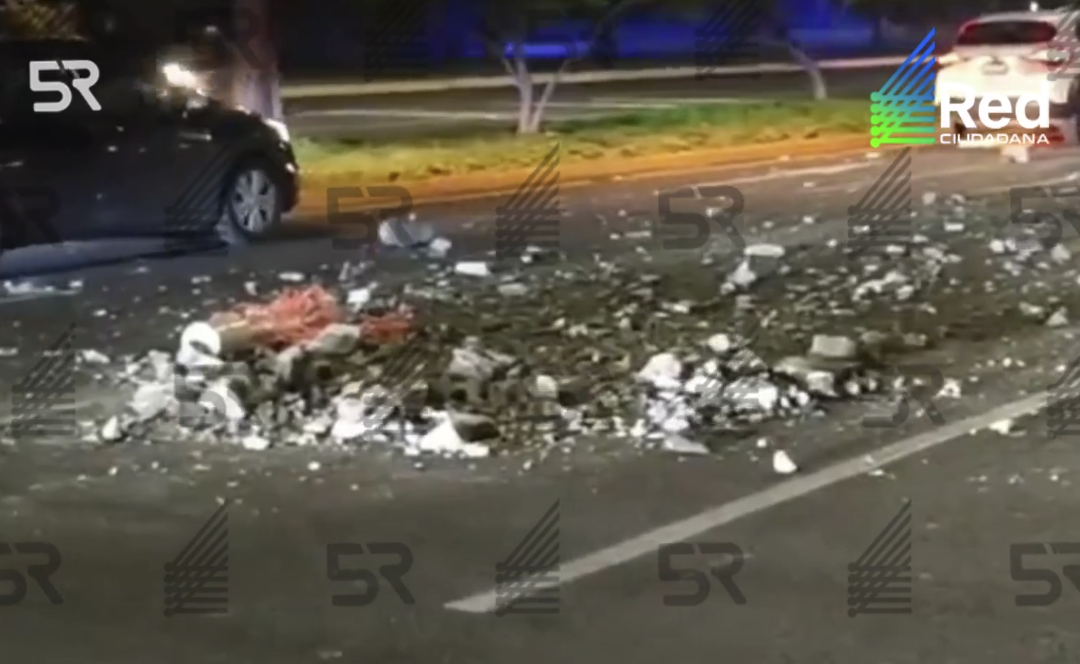 Driver Severely Damages Car After Crashing Into Debris on 24 Sur in Puebla