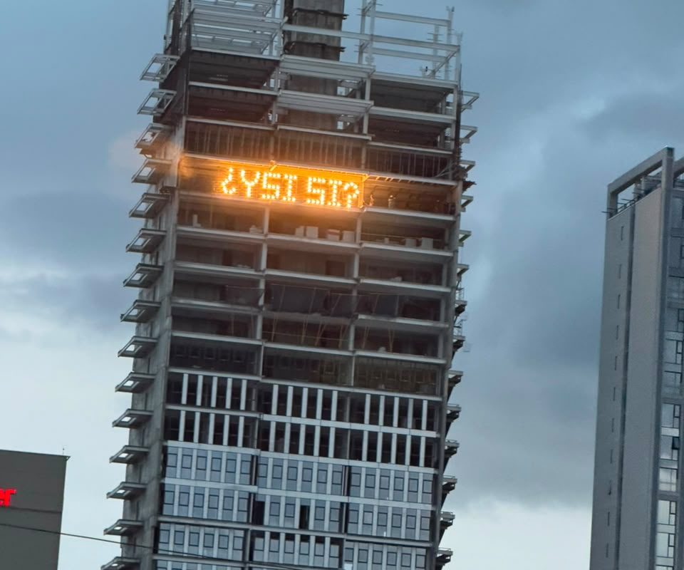 “Y si sí”: Valda Tower Joins World Cup Fever with Illuminated Message Supporting Mexico