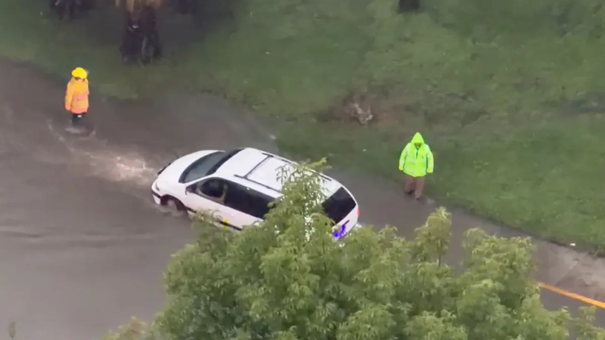 Heavy Flooding Shuts Down Calzada Zavaleta in Puebla, Stranding Vehicles