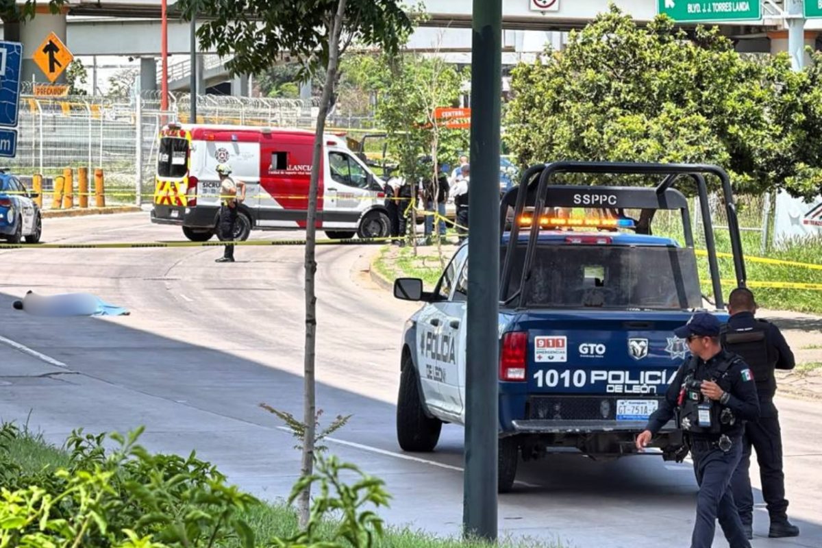 León Traffic Officer Dies After Jumping from José María Morelos Overpass; Incident Caught on Video