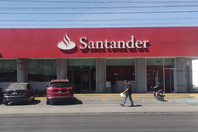 Armed robbery targets bank customer in Puebla amid rising crime rates