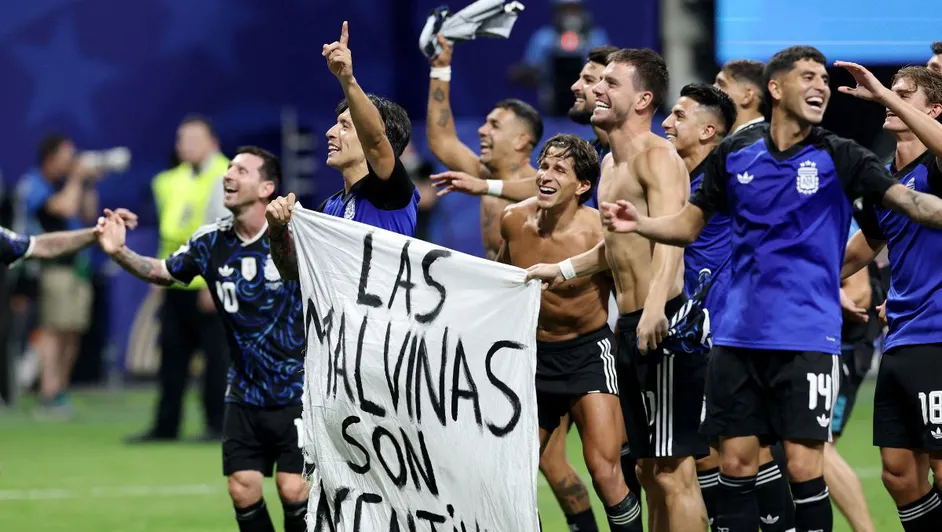 Argentina’s Victory Over England Sparks Controversy with “Las Malvinas Son Argentinas” Banner