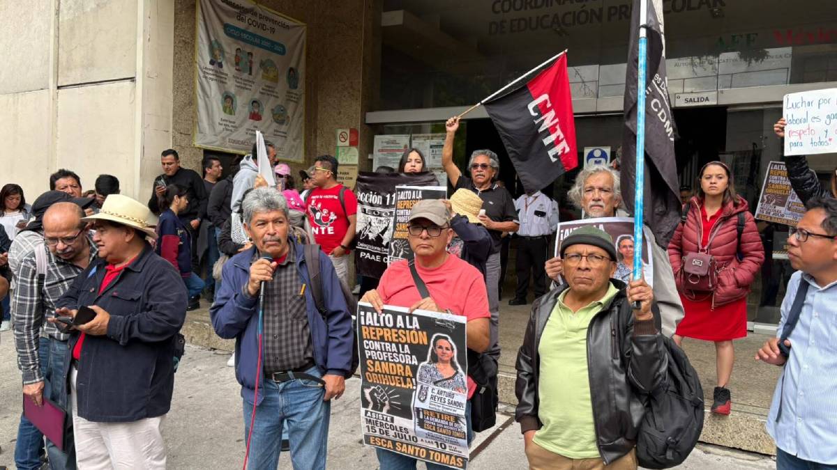 CNTE returns to the streets in Mexico City demanding education rights